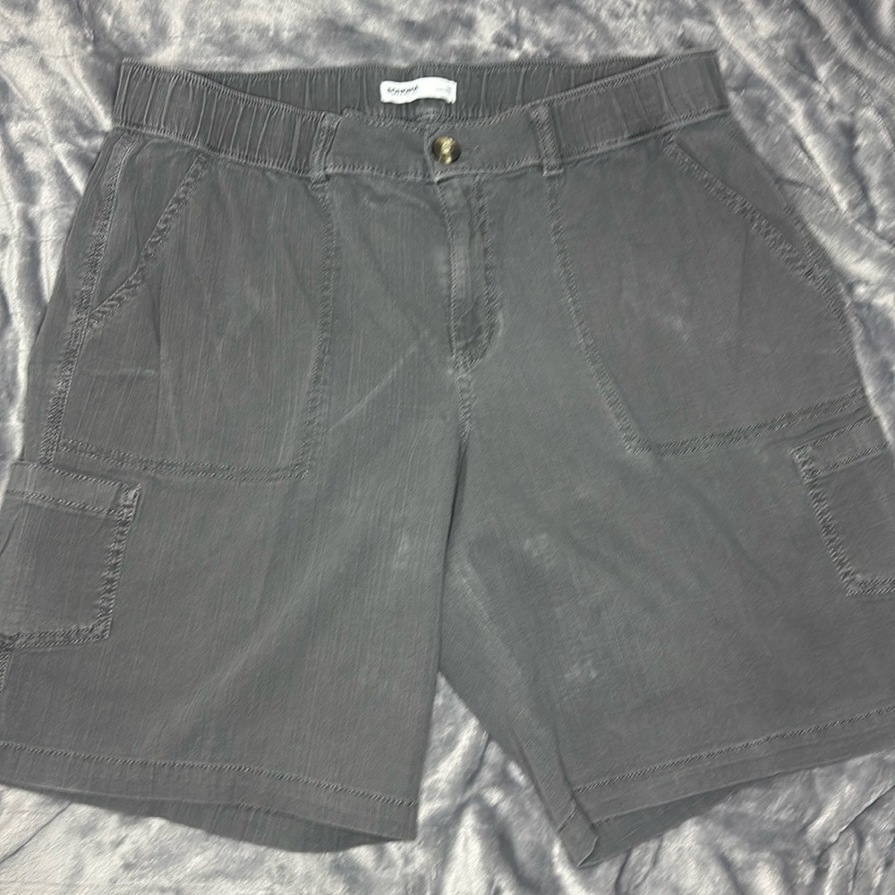 Sonoma women’s gray cargo shorts. Size 16